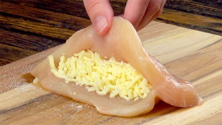 Делаем конвертик с начинкой: вкуснее сложно придумать. Мало кто так готовит куриную грудку, а зря