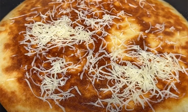 Просто вылейте 2 яйца на лаваш. Результат за 5 минут и он вкуснее любой пиццы