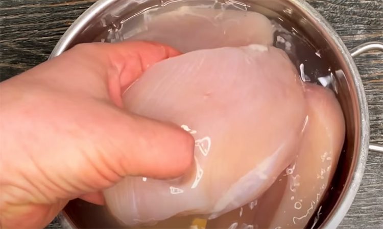Такого эффекта не добиться и в коптилке. Коптим курицу прямо в кастрюле