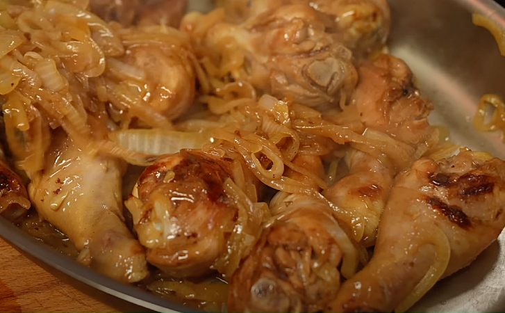 Курица адобо по-филиппински с соусом который делает блюдо идеальным