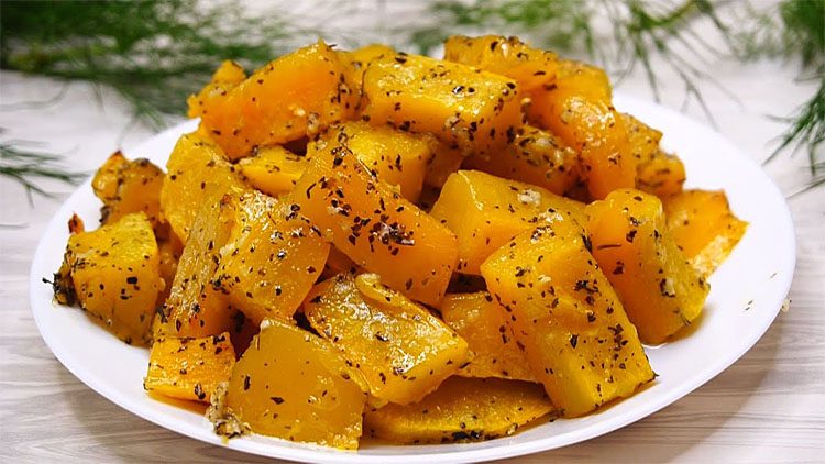 С чесноком получается просто волшебно. Тыква в духовке