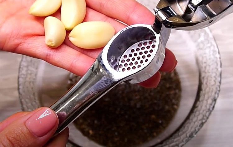 С чесноком получается просто волшебно. Тыква в духовке