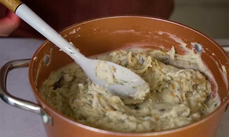 Особый шарм добавляют грибы. Подаем пюре не гарниром, а главным блюдом