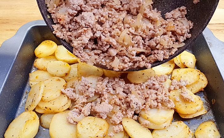 Сложили картофель с фаршем слоями и просто ждем. Ужин на несколько дней можно приготовить очень быстро