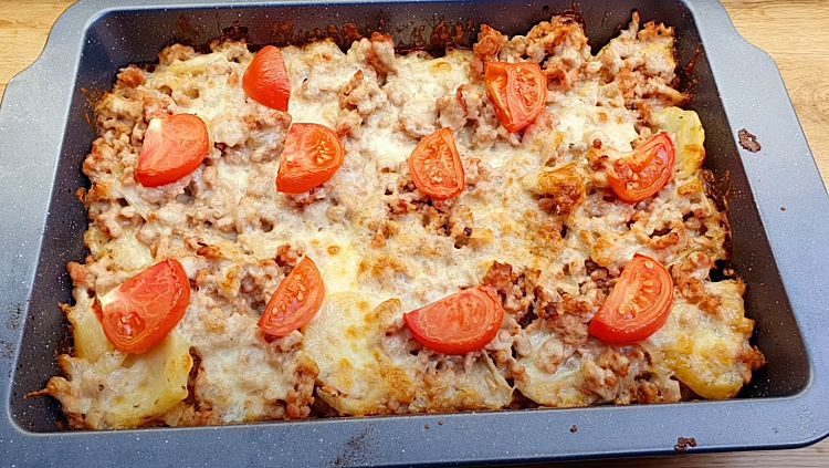 Сложили картофель с фаршем слоями и просто ждем. Ужин на несколько дней можно приготовить очень быстро