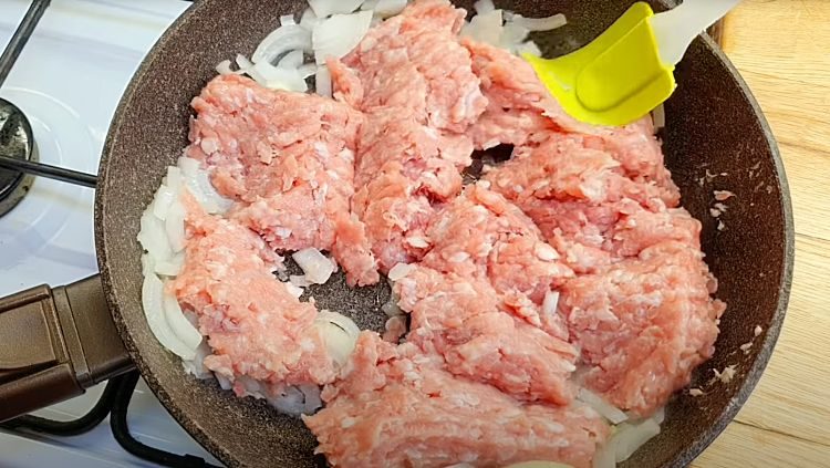 Сложили картофель с фаршем слоями и просто ждем. Ужин на несколько дней можно приготовить очень быстро