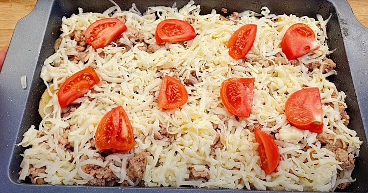 Сложили картофель с фаршем слоями и просто ждем. Ужин на несколько дней можно приготовить очень быстро