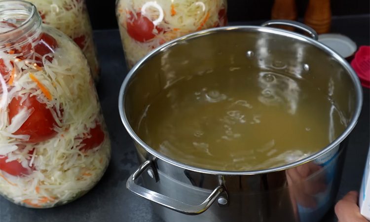 Рецепт заготовки, который все искали. Квашеная капуста с помидорами сразу