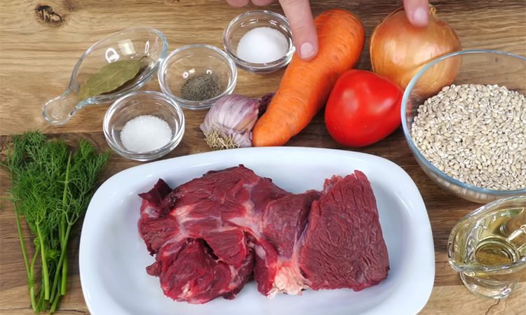 Не уступит настоящему мясному рагу, хотя готовится намного проще. Перловка по-кремлевски