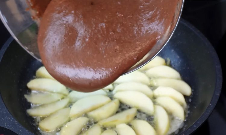 15 минут и он уже на столе. Выливаем весь пирог прямо на сковороду и прикрываем крышкой