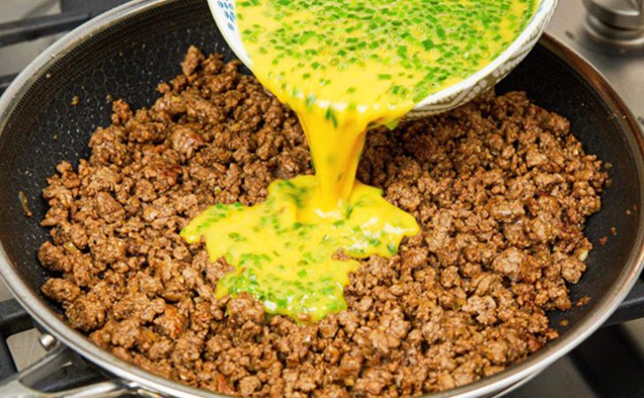 Берем фарш и заливаем яйцом. Универсальное мясное блюдо на завтрак обед и ужин