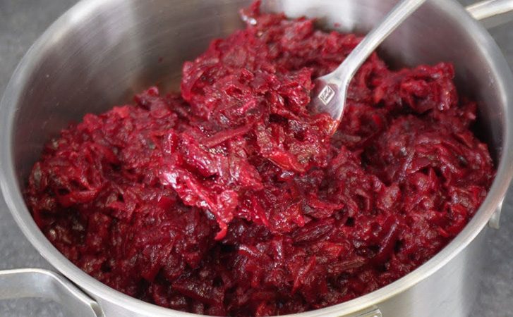 Готовим кастрюлю сразу, можно подать и салатом, и гарниром, и просто мазать на хлеб. Свекольная икра-выручайка