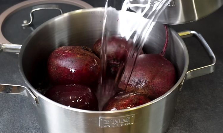 Готовим кастрюлю сразу, можно подать и салатом, и гарниром, и просто мазать на хлеб. Свекольная икра-выручайка