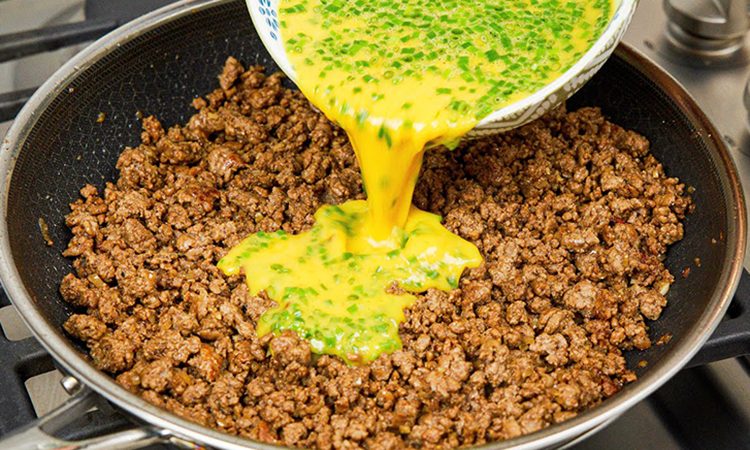 Берем фарш и заливаем яйцом. Универсальное мясное блюдо на завтрак обед и ужин