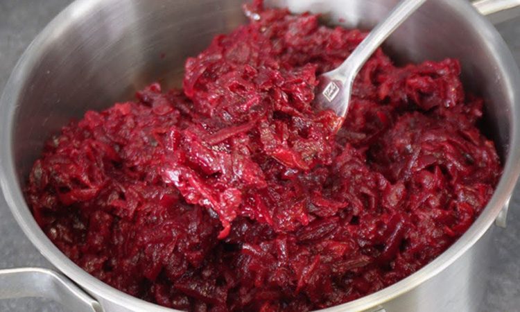 Готовим кастрюлю сразу, можно подать и салатом, и гарниром, и просто мазать на хлеб. Свекольная икра-выручайка