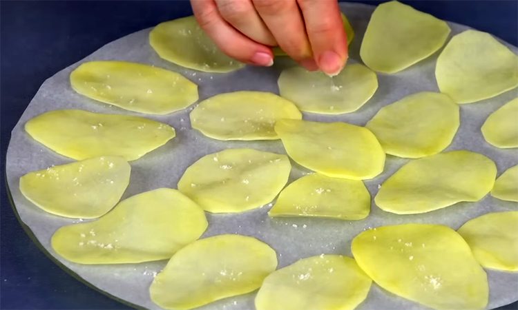 Противень на столе за 30 минут. Потрясающие домашние чипсы и никакого вредного масла