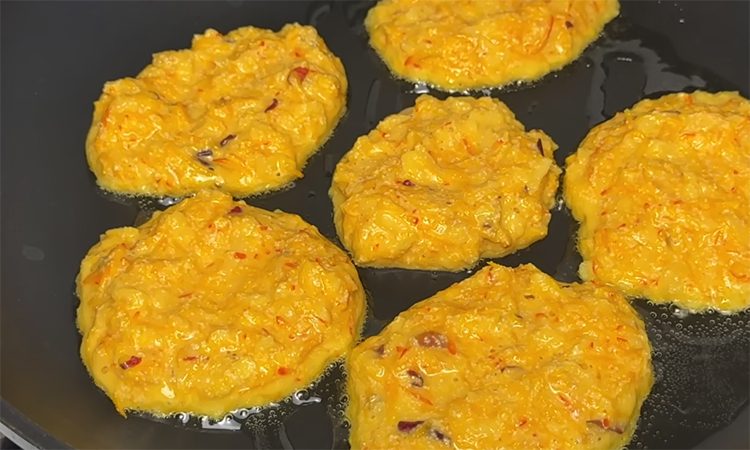 Сладость без сахара и лишних калорий. Пышные оладьи из тыквы и яблок