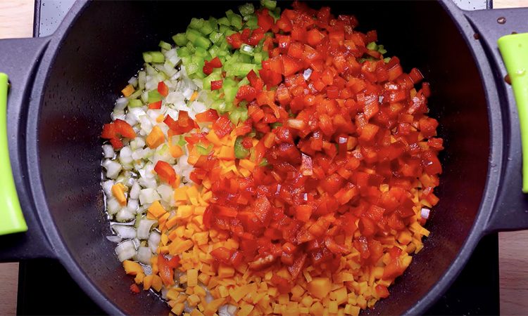 Показываем по шагам. Как потушить любое мясо так, чтобы его можно было делить ложкой