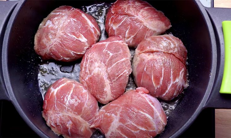 Показываем по шагам. Как потушить любое мясо так, чтобы его можно было делить ложкой