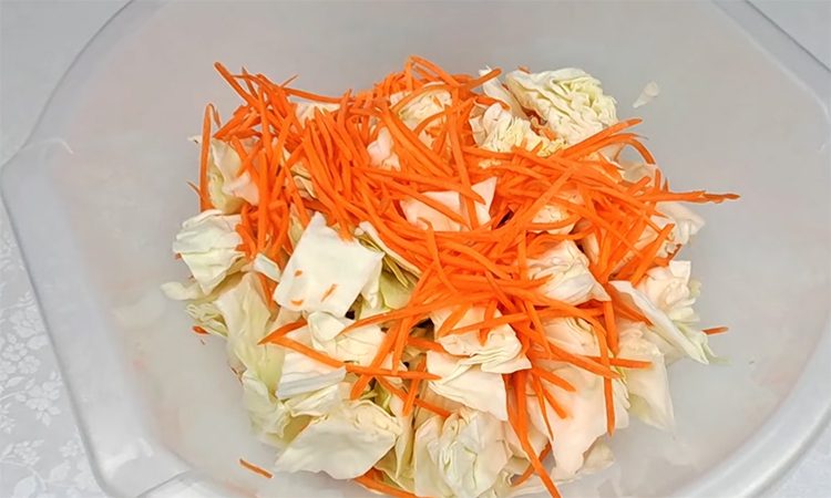 Рецепт держат лишь для своих. Базарный корейский салат из капусты и свеклы