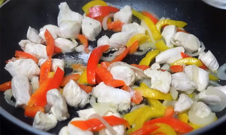 Лучший рецепт: без замеса теста и духовка не нужна. Пицца без хлопот и сложностей