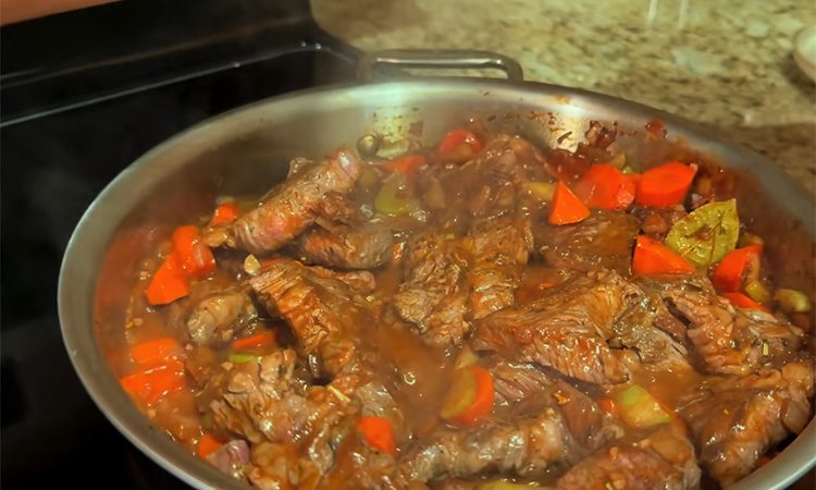 Мягкое как масло и не надоедает неделями. Говядина по-бургундски сразу с гарниром