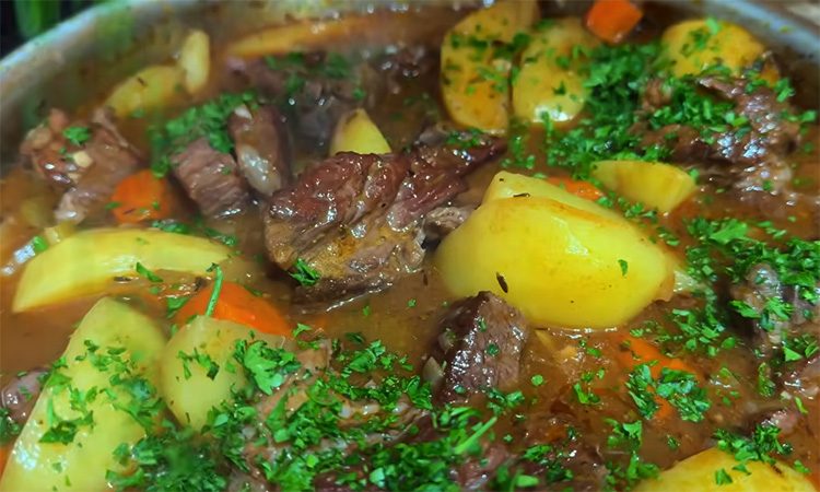 Мягкое как масло и не надоедает неделями. Говядина по-бургундски сразу с гарниром