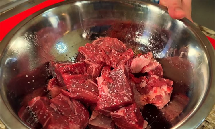 Мягкое как масло и не надоедает неделями. Говядина по-бургундски сразу с гарниром