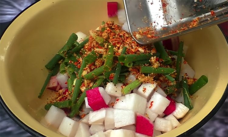 На столе разлетается быстрее солений. Маринованная закуска из редьки