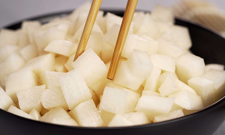 На столе разлетается быстрее солений. Маринованная закуска из редьки