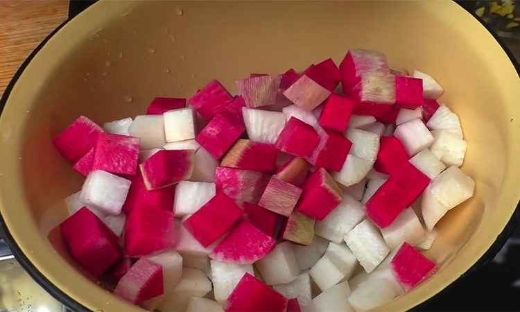 На столе разлетается быстрее солений. Маринованная закуска из редьки