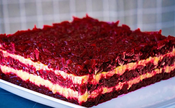 Этот салат из свеклы готовится 5 минут, а разбирают его еще быстрее. Селедку под шубой сразу забудете