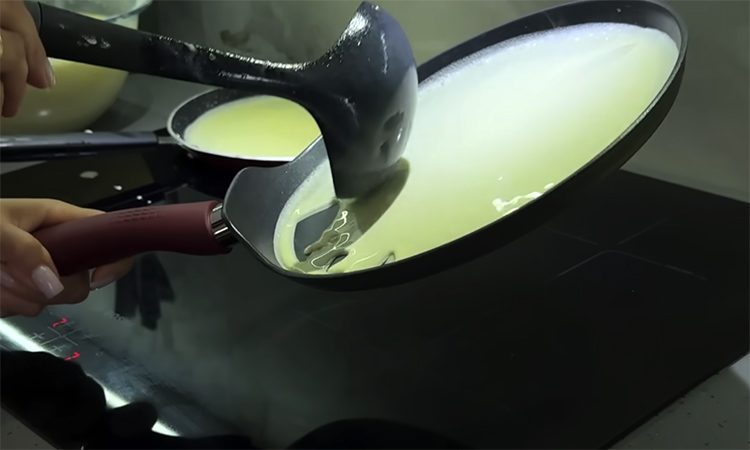 Можно даже заморозить, после разогрева будут как свежие. Домашние ходовые блинчики: делаем две начинки