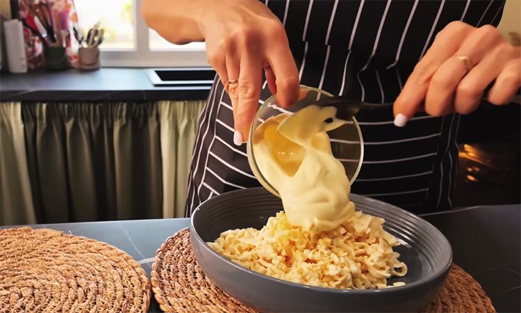 Этот салат из свеклы готовится 5 минут, а разбирают его еще быстрее. Селедку под шубой сразу забудете