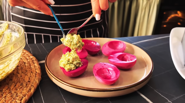 Этот салат из свеклы готовится 5 минут, а разбирают его еще быстрее. Селедку под шубой сразу забудете