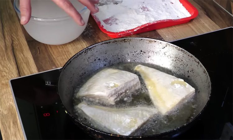 Хитрость в использовании холодной воды. Жарим любую рыбу без брызг масла и запаха на кухне