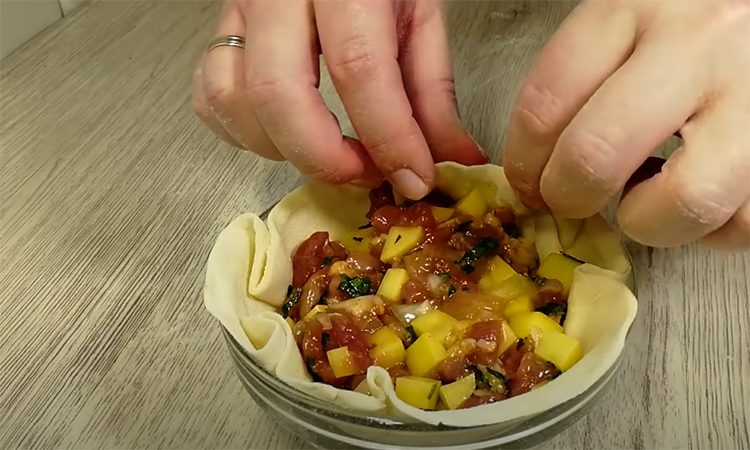 Делаются в обычной кастрюле. Открытые манты без пароварки