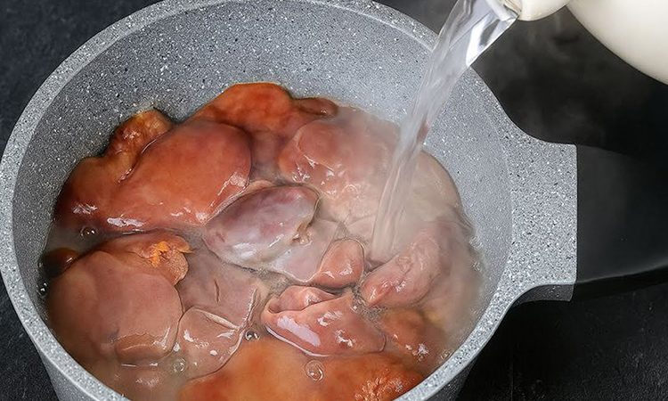 Добавьте к печени кипяток и приправьте горчицей. Станет мягче масла и совсем без горечи