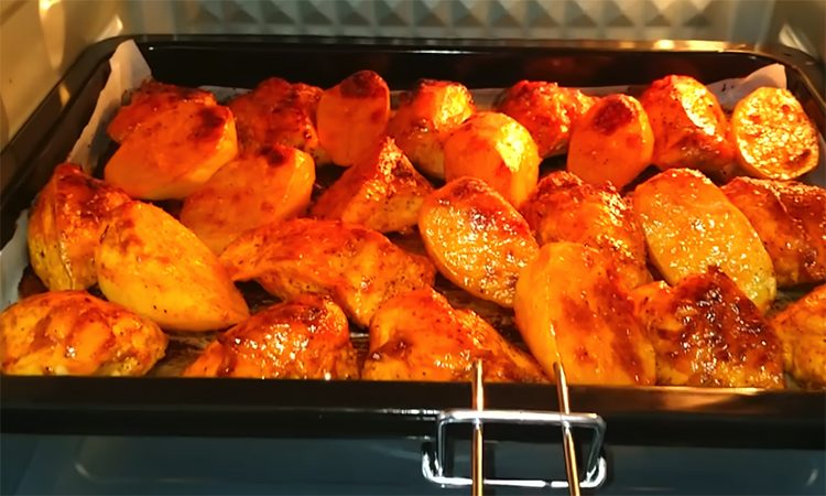 Благодаря соусу никто не отличит от мяса на мангале. Запекаем курицу методом шашлыка