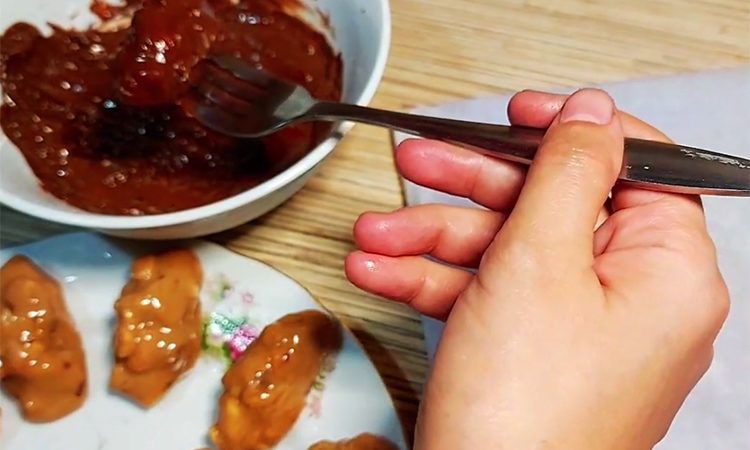 Даже кондитеры не знают этот хитрый рецепт конфет. Смешайте орехи и немного сгущенки