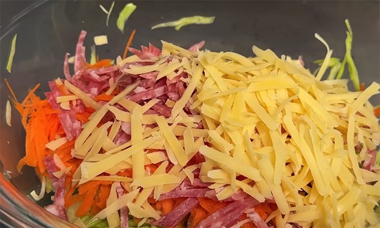 Продукты все простые, но получается вкуснее Оливье. Салат «Бедный рыцарь» для праздничного стола