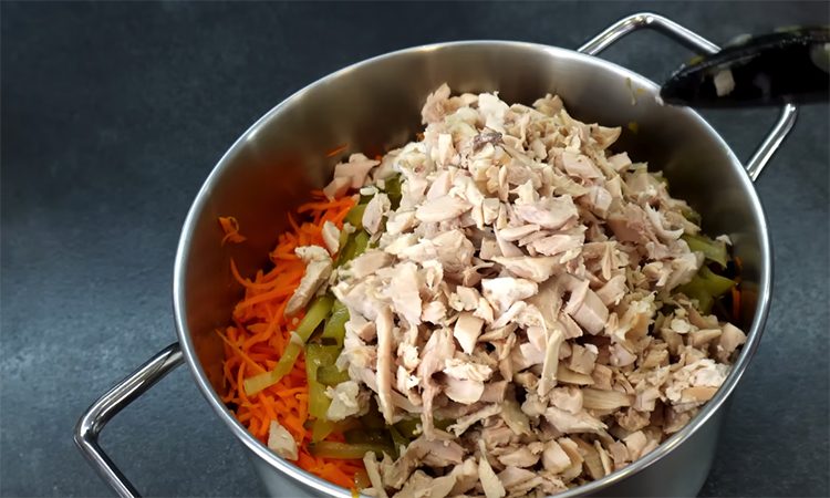 Подойдет даже для легкого ужина. Потрясающий салат из капусты с курицей