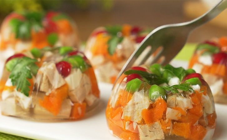 Удобно подавать гостям и есть. Делаем заливное не целиком, а порциями