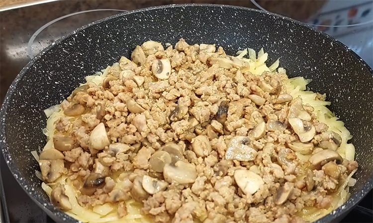 Теста нет, вместо него в основе картофель. Быстрый пирог на сковороде на каждый день