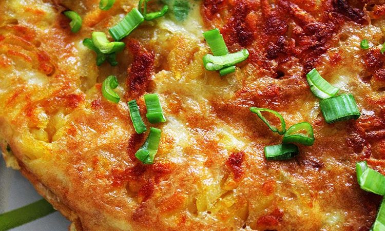 Теста нет, вместо него в основе картофель. Быстрый пирог на сковороде на каждый день