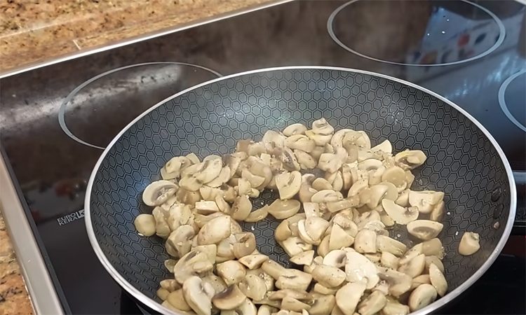 Теста нет, вместо него в основе картофель. Быстрый пирог на сковороде на каждый день