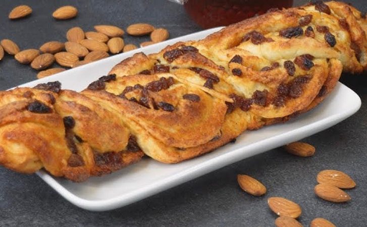 Все смешали вилкой и в духовку, а через 30 минут она уже на столе. Ленивая выпечка, когда гости уже на пороге