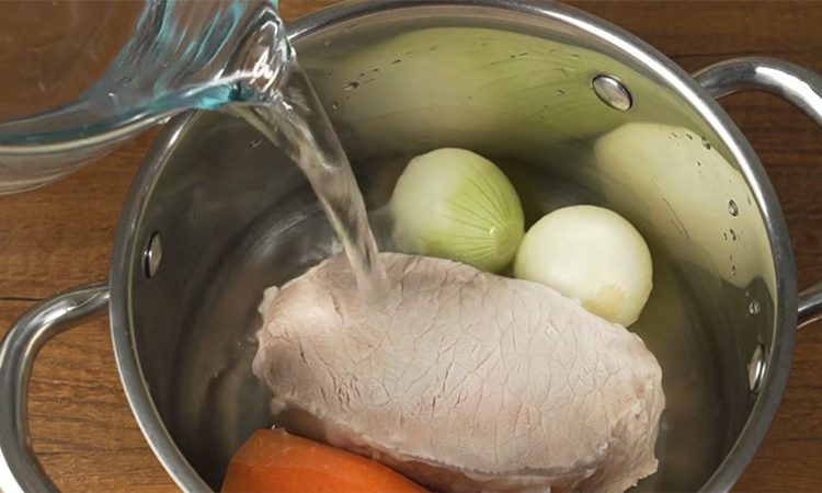 Удобно подавать гостям и есть. Делаем заливное не целиком, а порциями