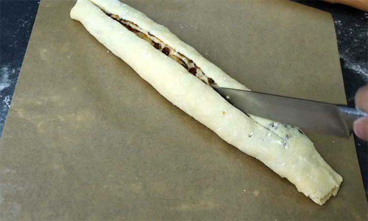 Все смешали вилкой и в духовку, а через 30 минут она уже на столе. Ленивая выпечка, когда гости уже на пороге