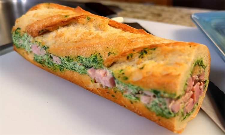 Ни варить, ни жарить ничего не надо. Самый простой рецепт закусочного рулета